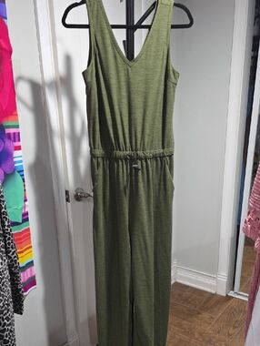 Old Navy Active Olive Green V‑Neck Top